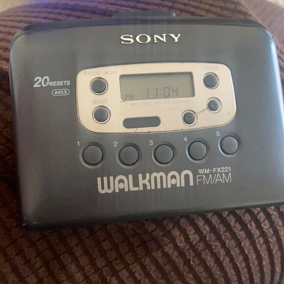 SONY WM-FX221 FM-AM RADIO CASSETTE PLAYER TESTED